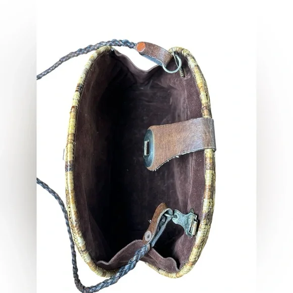 Vintage Woven Straw Crossbody Bag Leather Strap & Turnlock Closure - Picture 4 of 7
